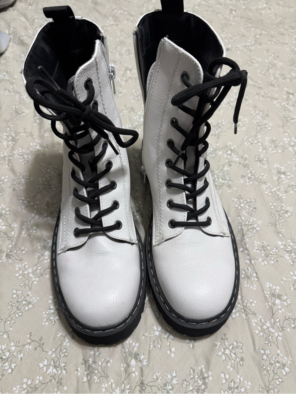 Sincerely Jules Harley White Combat Boots – Size 8 – Lace Up Side Zip Lug Sole